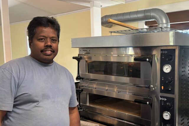Der Betreiber der Pizzeria Bambino, Kesavan Sivasubremaniam, vor seinem neuen Pizzaofen.