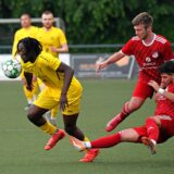 Sidney Tekoe im Zweikampf mit Dogan Yildiz und Luca Händchen