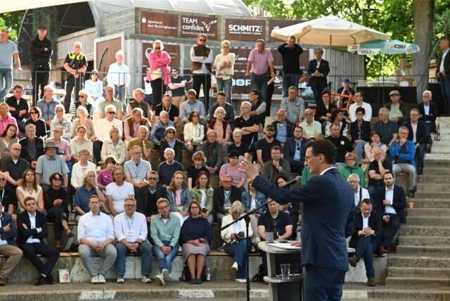 Ministerpräsident Hendrik Wüst sprach am Freitag in Dorsten zu Hunderten von Menschen.