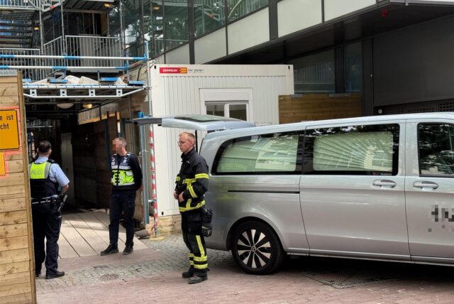 Ein Leichenwagen steht am Samstagnachmittag (17. Mai) an einer Baustelle in der Dortmunder City.