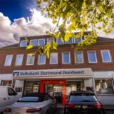 Die Volksbank Dortmund-Nordwest, hier die Hauptstelle in Mengede, hat einige Eskapaden hinter sich, die zu einem Millionenverlust und dazu führten, dass eine Zukunftsperspektive wohl nur in einem Zusammenschluss mit der Dortmunder Volksbank liegt.