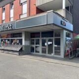 Blick auf ein leer stehendes Ladenlokal mit dem Schriftzug „Elfi-Markt“.
