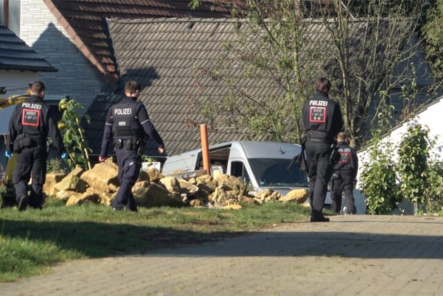 Etliche Polizeibeamte waren auf dem Grundstück an der Marler Straße unterwegs.