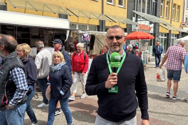 DMP-Redakteur Jürgen Bröker mit Mikro