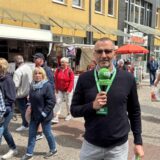 DMP-Redakteur Jürgen Bröker mit Mikro