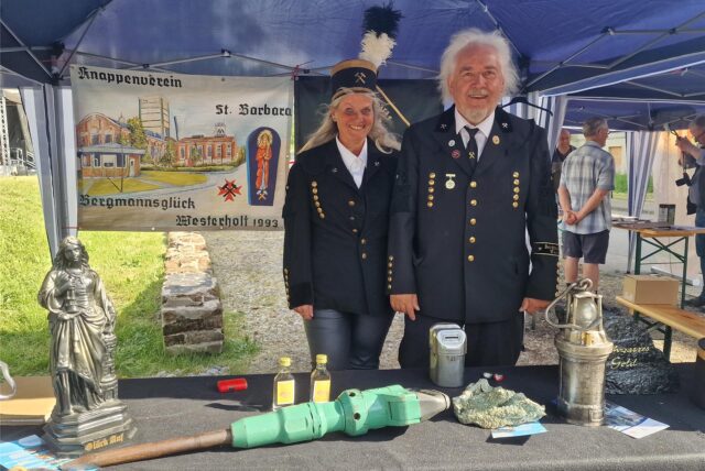 Ein Mann und eine Frau am Stand des Knappenvereins Bergmannsglück Westerholt.