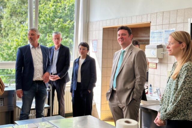 NRW-Ministerin Josefine Paul war am Donnerstag (15.5) im Berufsbildungszentrum (BBZ) zu besuch.