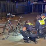 Polizeibeamte sichern Spuren am Unfallort, an dem ein 64 Jahre alter Marler starb. Ein Fahrrad steht links im Bild.