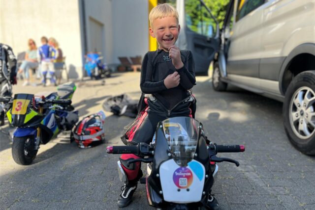 Leo Kroll (6 Jahre alt) sitzt auf seinem Mini-Motorrad und strahlt übers ganze Gesicht.