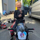 Leo Kroll (6 Jahre alt) sitzt auf seinem Mini-Motorrad und strahlt übers ganze Gesicht.