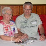 Marianne und Holger Stenner haben zusammen ein Familienbuch erstellt.