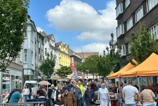 Besucher auf dem Blumenmarkt in Herten.