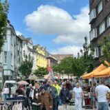 Besucher auf dem Blumenmarkt in Herten.