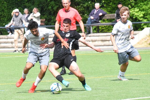 Zuletzt kassierte die Spvgg. Erkenschwick II um Hareem Al Qasim (l.) gegen Julien Homfeldt (r.) und SW Meckinghoven eine 2:6-Niederlage.