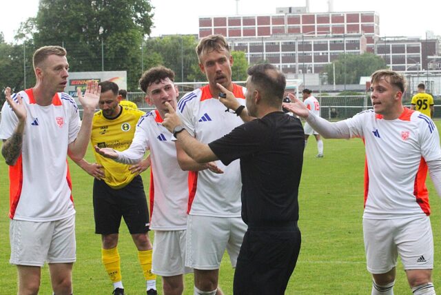 Zweifelhafte Entscheidung: Schiedsrichter Demir pfeift die Hülser vor dem möglichen 2:2 in der 89. Minute zurück. Die verstehen die Welt nicht mehr.