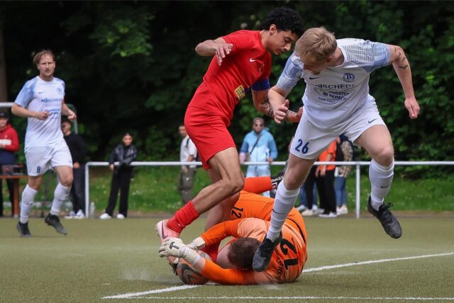 Maximilian Ledat wirft sich auf den Ball und ist vor Mhammed Jabri dran.