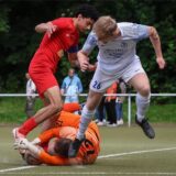 Maximilian Ledat wirft sich auf den Ball und ist vor Mhammed Jabri dran.