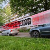 Ein Mehrfamilienhaus in Plattenbaustruktur ist von der Polizei abgesperrt.