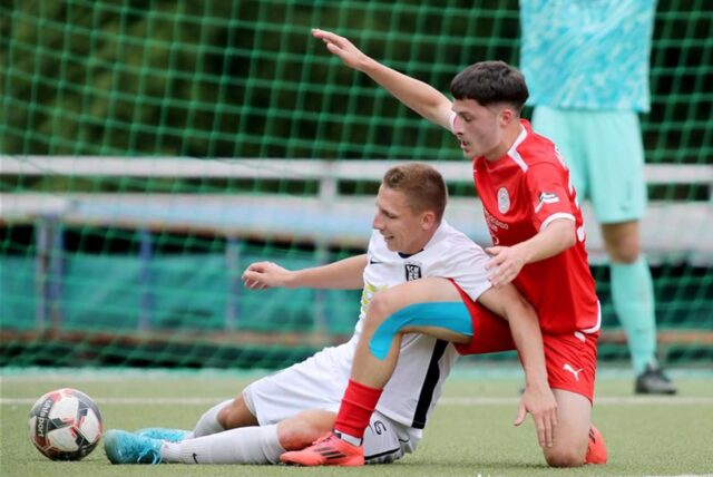 Am Einsatz fehlt es nicht: In dieser Szene erkämpft FC-Torschütze Michael Zoladz (weißes Trikot) den Ball.