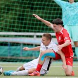 Am Einsatz fehlt es nicht: In dieser Szene erkämpft FC-Torschütze Michael Zoladz (weißes Trikot) den Ball.