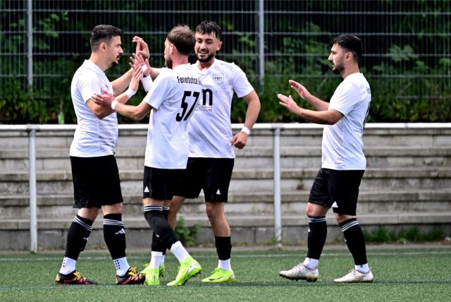Feners Torschützen gegen Stuckenbusch unter sich (von links): Levent Oral nimmt die Glückwünsche zum 1:0 entgegen – von Serkan Kalayci, Furkan Güleryüz und Faruk Gülgün.