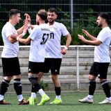 Feners Torschützen gegen Stuckenbusch unter sich (von links): Levent Oral nimmt die Glückwünsche zum 1:0 entgegen – von Serkan Kalayci, Furkan Güleryüz und Faruk Gülgün.