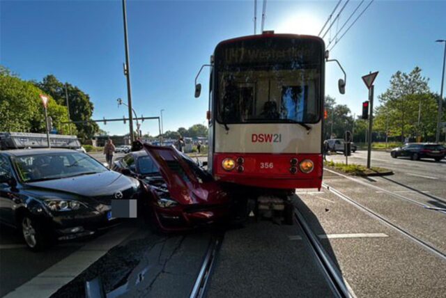 Das Foto zeigt einen Unfall mit einer Stadtbahn und zwei beteiligten Autos in Dortmund.