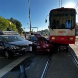 Das Foto zeigt einen Unfall mit einer Stadtbahn und zwei beteiligten Autos in Dortmund.