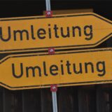Zwei Umleitungsschilder zeigen in unterschiedliche Richtungen.