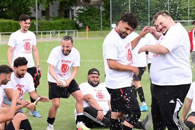 Feuchtfröhliche Sektdusche für das Trainerduo Sami Demirkurt (rechts) und Timur-Can Güven (daneben).