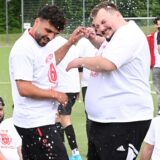 Feuchtfröhliche Sektdusche für das Trainerduo Sami Demirkurt (rechts) und Timur-Can Güven (daneben).