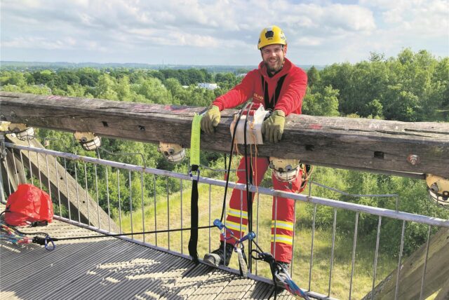 DLRG-Einsatzleiter Julian Bajo am Spurwerkturm