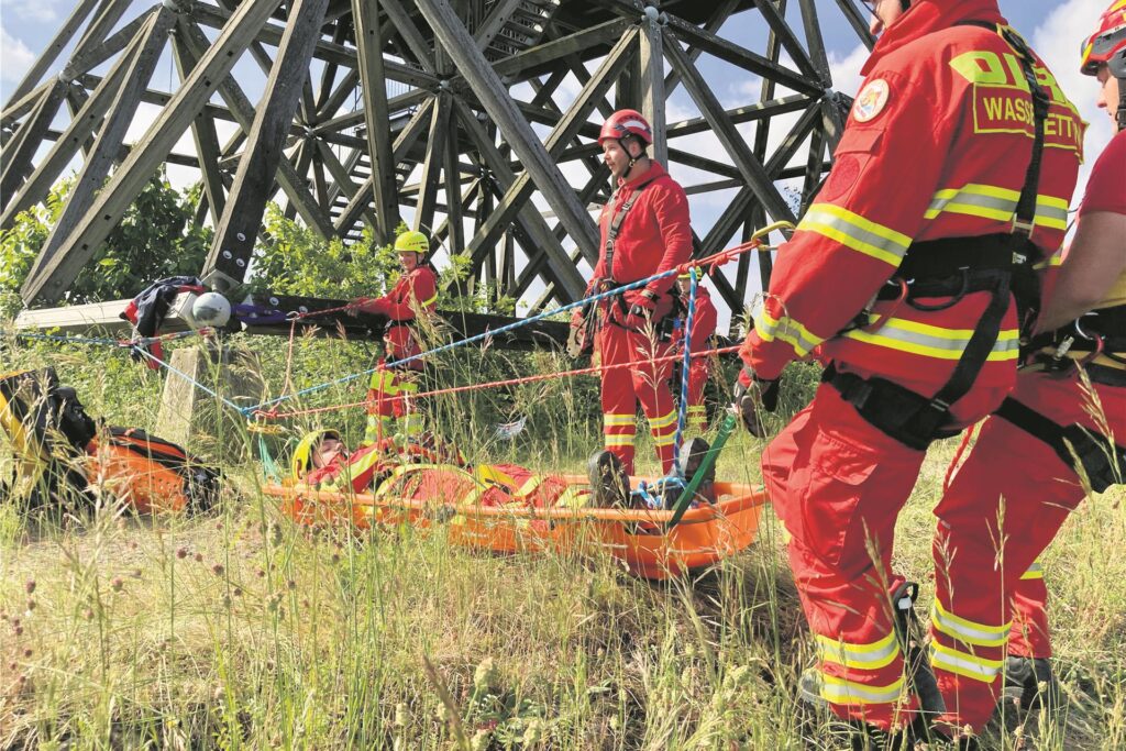 DLRG-Übung mit einem Schleifkorb vor dem Spurwerkturm.