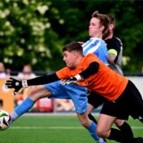 Im Sportzentrum immer wieder im Mittelpunkt: FC-Torhüter Robin Hechmann rettet gegen den Polsumer Jonas Piotrowski.