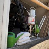 Eine mit Gerümpel vollgestellte Garage.