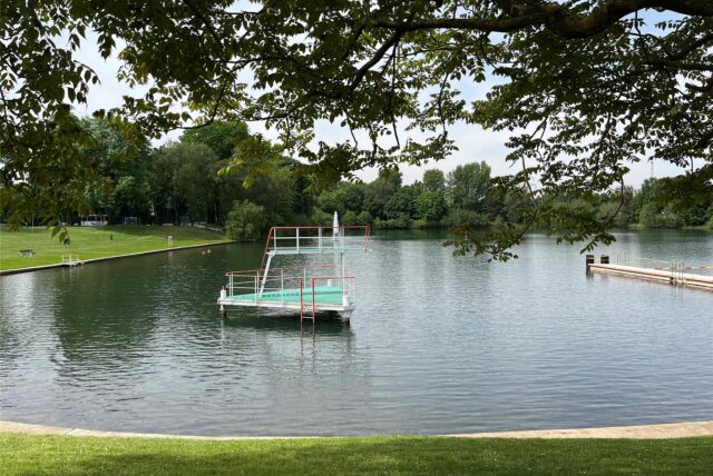 Blick auf den Badeweiher am Chemiepark.