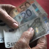 Eine ältere Frau hält verschiedene Euronoten in der Hand.