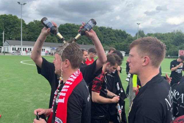 Der Tus Holzen-Sommerberg schafft den Aufstieg und feiert das mit einer Bierdusche für den Trainer Arne Werner.