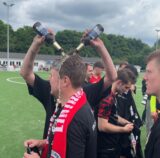Der Tus Holzen-Sommerberg schafft den Aufstieg und feiert das mit einer Bierdusche für den Trainer Arne Werner.