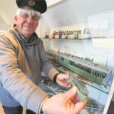 Straßenbahn-Historiker Franz-Josef Hauke zeigt ein Modell.