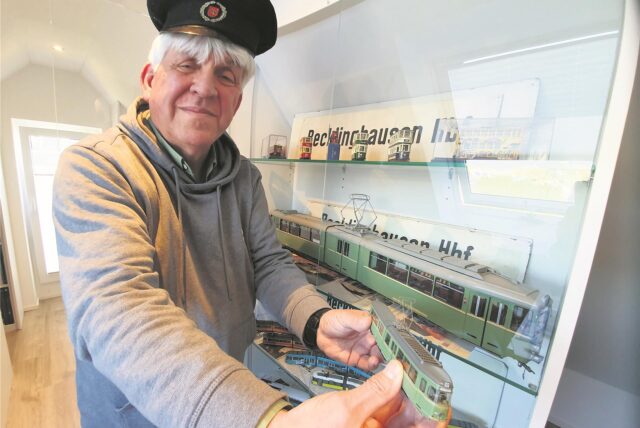 Straßenbahn-Historiker Franz-Josef Hauke zeigt ein Modell.
