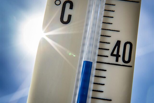 Ein Außenthermometer zeigt vor dem blauen Himmel und der Sonne eine Temperatur von nahezu 40 Grad Celsius an. (Archivbild)