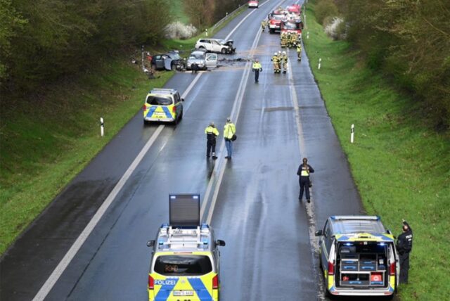 Drei verunfallte Wagen sowie Polizei- und Feuerwehrfahrzeuge stehen auf dem Bossendorfer Damm. Die Polizei hat die Unfallstelle abgesperrt.
