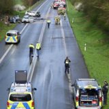 Drei verunfallte Wagen sowie Polizei- und Feuerwehrfahrzeuge stehen auf dem Bossendorfer Damm. Die Polizei hat die Unfallstelle abgesperrt.