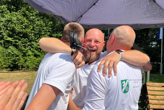 Holger Badde wird umarmt.