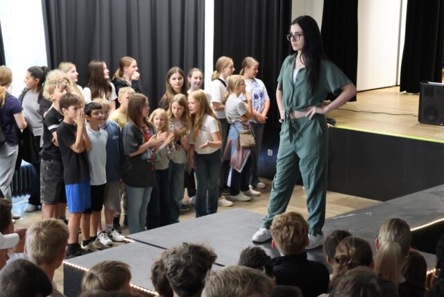Eine Schülerin posiert bei der nachhaltigen Modeschau am Ernst-Barlach-Gymnasium.