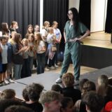 Eine Schülerin posiert bei der nachhaltigen Modeschau am Ernst-Barlach-Gymnasium.