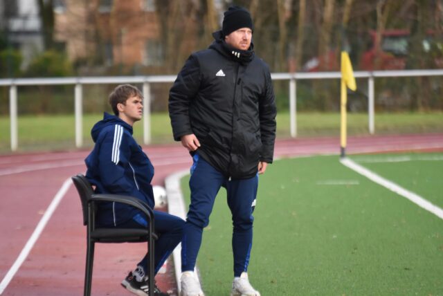 Trainer Julian Tauber (r.) hat (nicht nur) in der Jugend des VfB Waltrop alle Hände voll zu tun.