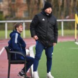 Trainer Julian Tauber (r.) hat (nicht nur) in der Jugend des VfB Waltrop alle Hände voll zu tun.