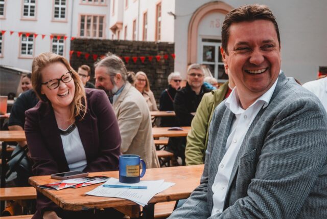 Rajko Kravanja an der Spitze des Teams für die Kommunalwahl 2025 bei der SPD. Am Samstag freute sich der amtierende Bürgermeister mit der Parteivorsitzenden Lisa Kapteinat über 100 Prozent Zustimmung.